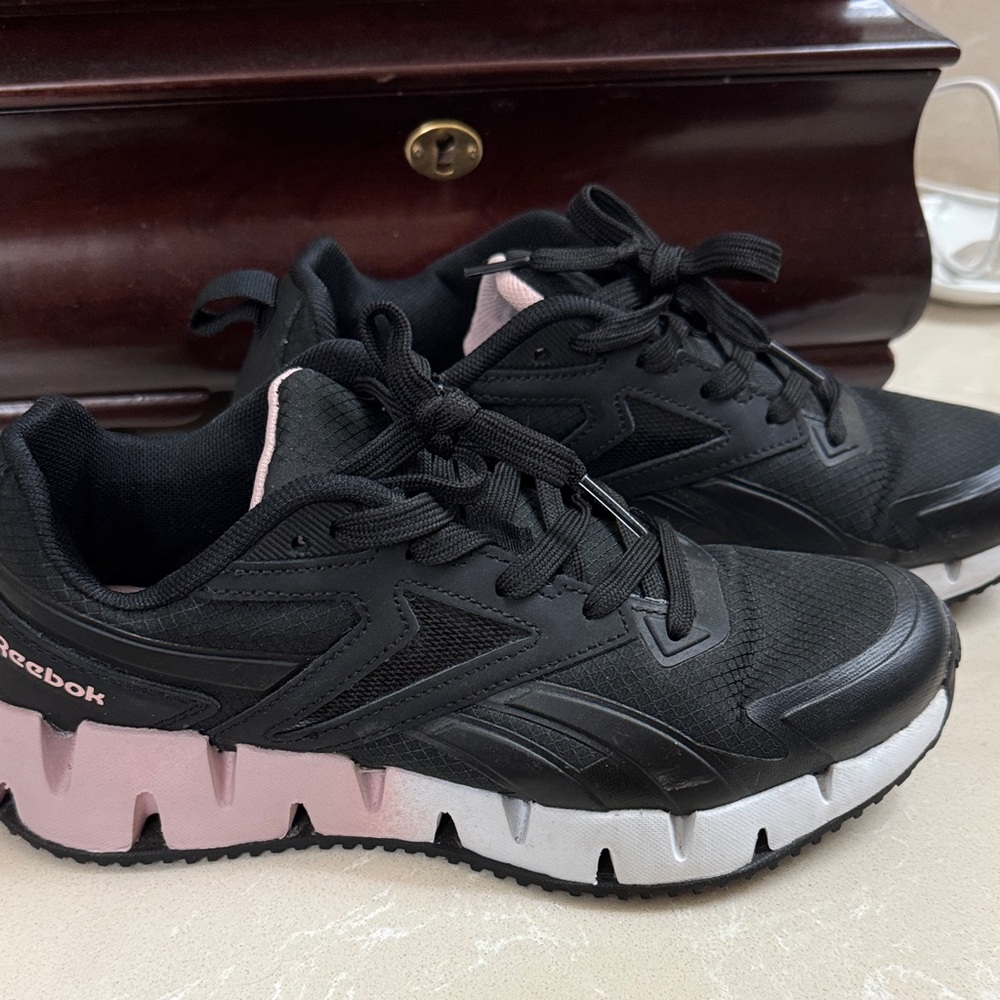 Reebok Women's Black and Light Pink Athletic Shoes W SZ 7 Excellent condition